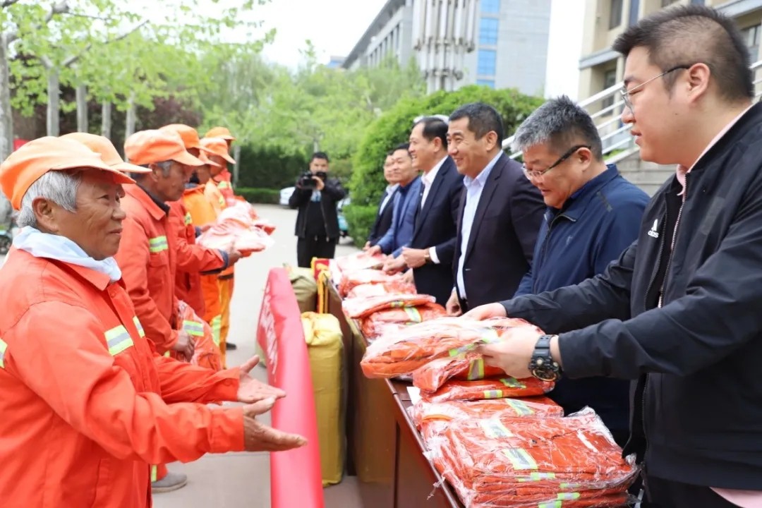 愛心傳遞 溫情捐贈—長田實(shí)業(yè)向環(huán)衛(wèi)工人捐贈環(huán)衛(wèi)服裝1200余套 愛心傳遞 溫情捐贈—長田實(shí)業(yè)向環(huán)衛(wèi)工人捐贈環(huán)衛(wèi)服裝1200余套