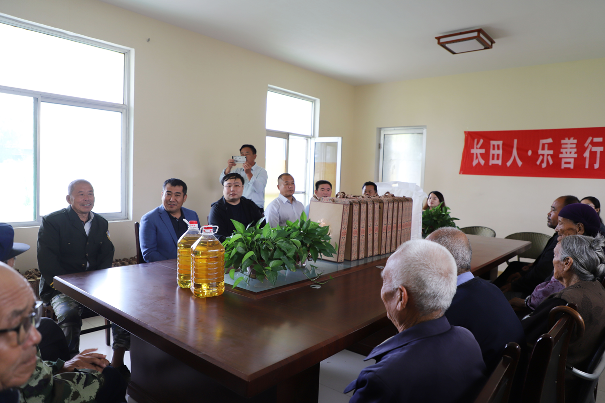 慰問孤寡老人 傳遞濃濃溫情 ——長田實業(yè)董事長張勇為濟(jì)陽街道敬老院老人送去中秋祝福 慰問孤寡老人 傳遞濃濃溫情 ——長田實業(yè)董事長張勇為濟(jì)陽街道敬老院老人送去中秋祝福