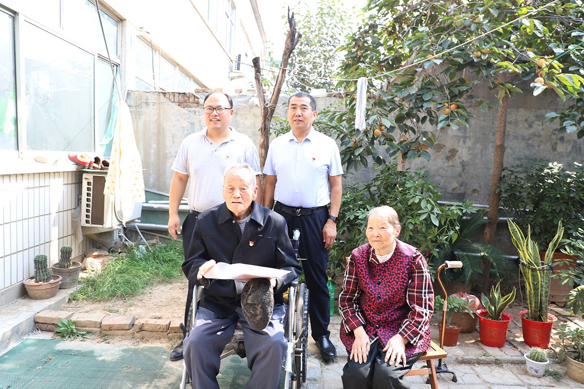 長田實業(yè)黨支部書記張勇為老黨員佩戴黨徽 為老人送去祝福 長田實業(yè)黨支部書記張勇為老黨員佩戴黨徽 為老人送去祝福