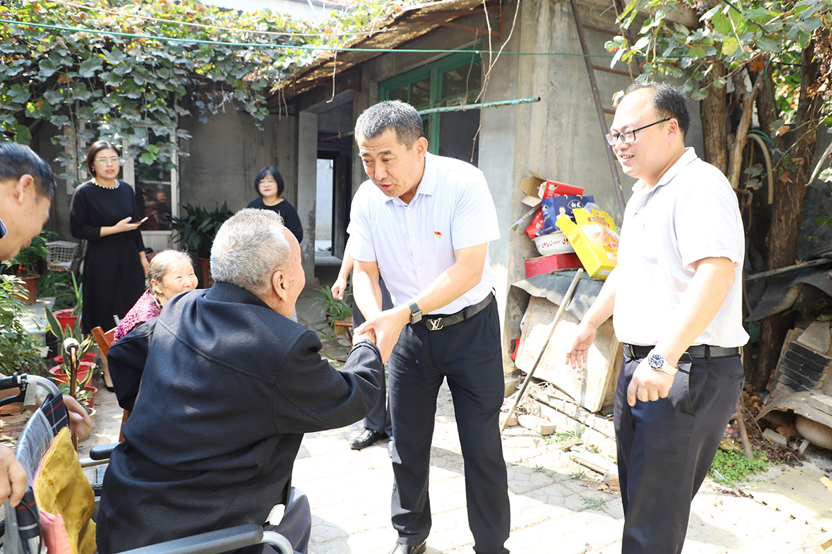 長田實業(yè)黨支部書記張勇為老黨員佩戴黨徽 為老人送去祝福 長田實業(yè)黨支部書記張勇為老黨員佩戴黨徽 為老人送去祝福