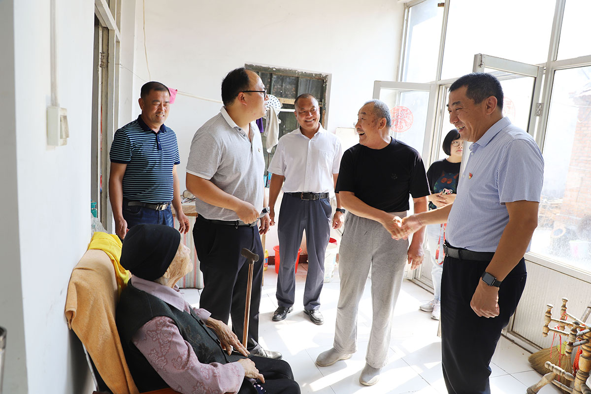 長田實業(yè)黨支部書記張勇為老黨員佩戴黨徽 為老人送去祝福 長田實業(yè)黨支部書記張勇為老黨員佩戴黨徽 為老人送去祝福