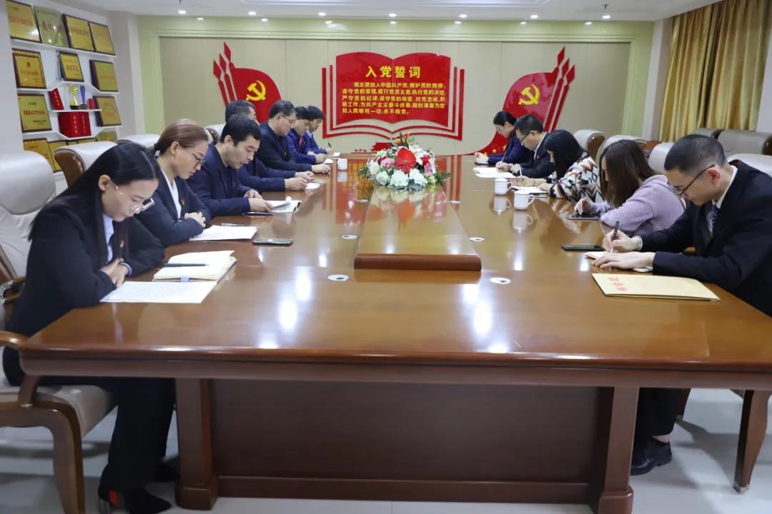 12月2日，長田實業(yè)黨支部在黨員會議室召開黨員大會，討論李少峰等3名預備黨員轉(zhuǎn)正事宜。濟北開發(fā)區(qū)黨建辦李陽同志、趙亞中同志到會指導。長田實業(yè)黨員、預備黨員參加會議，黨支部書記張勇主持會議。  