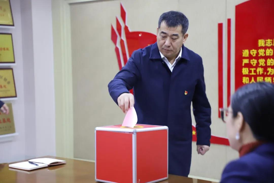 12月2日，長田實業(yè)黨支部在黨員會議室召開黨員大會，討論李少峰等3名預備黨員轉(zhuǎn)正事宜。濟北開發(fā)區(qū)黨建辦李陽同志、趙亞中同志到會指導。長田實業(yè)黨員、預備黨員參加會議，黨支部書記張勇主持會議。  