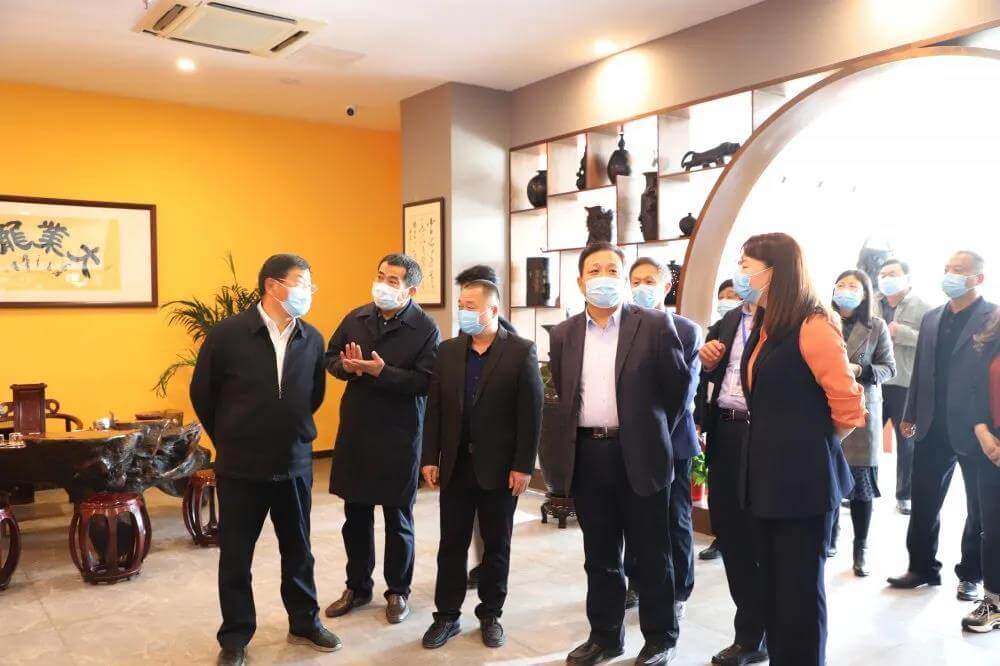 【長(zhǎng)田快訊】省文化和旅游廳副廳長(zhǎng)王廷琦等一行蒞臨長(zhǎng)田實(shí)業(yè)旗下龍格黑陶藝術(shù)研究院調(diào)研指導(dǎo)工作